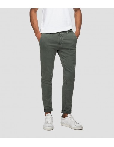 Pantalon chino Replay kaki est présent 